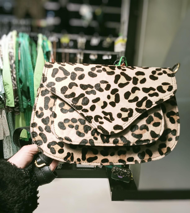 Mala em pele leopardo 