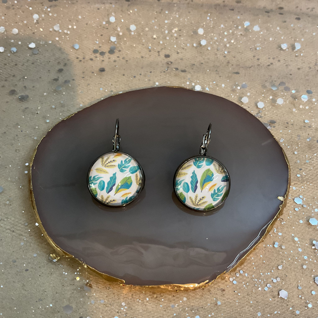 French style cabochon earrings. Leaf design.