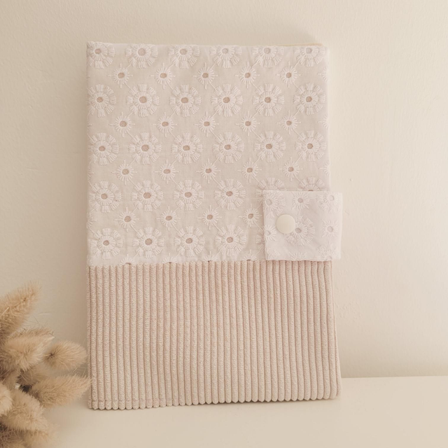 Protège carnet de santé &quot;broderie anglaise&quot;