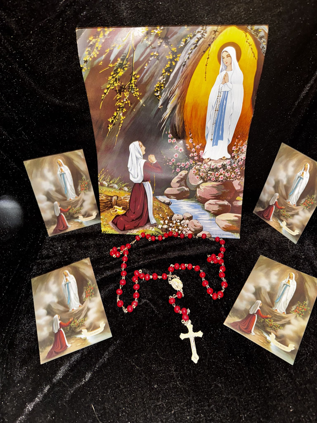 Rosaire Vierge de Lourdes en Perles de Bois Rouge – Parfum de Rose