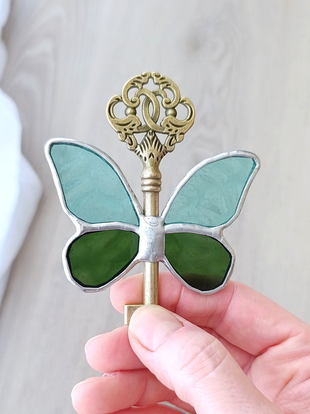 🗝️ Clé volante féerique "Luella" en vitrail