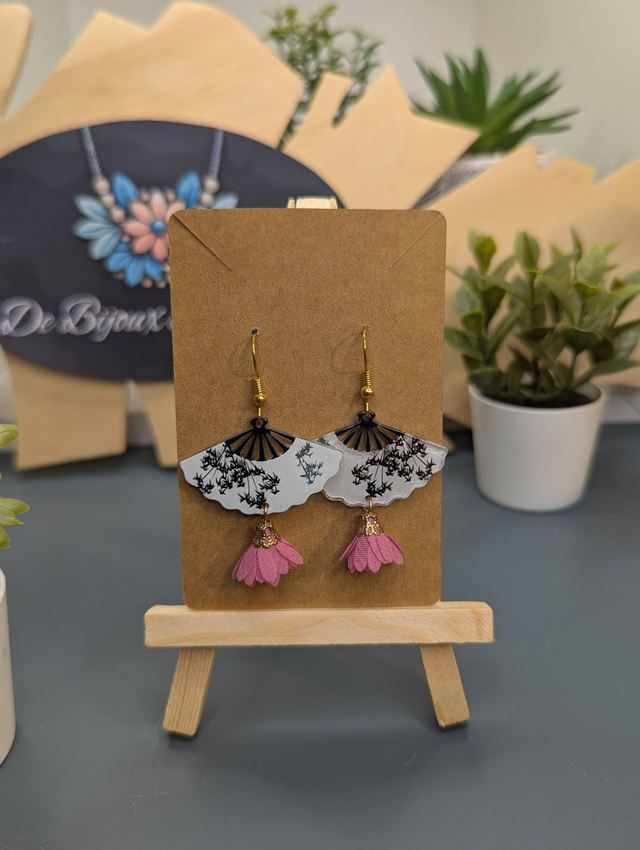 Boucles d'oreilles avec breloque éventail et pompon rose.