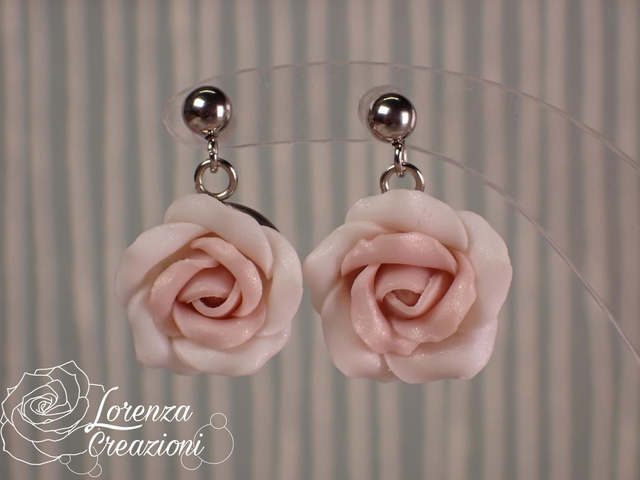 Orecchini pendenti rose bianche sfumate in rosa 