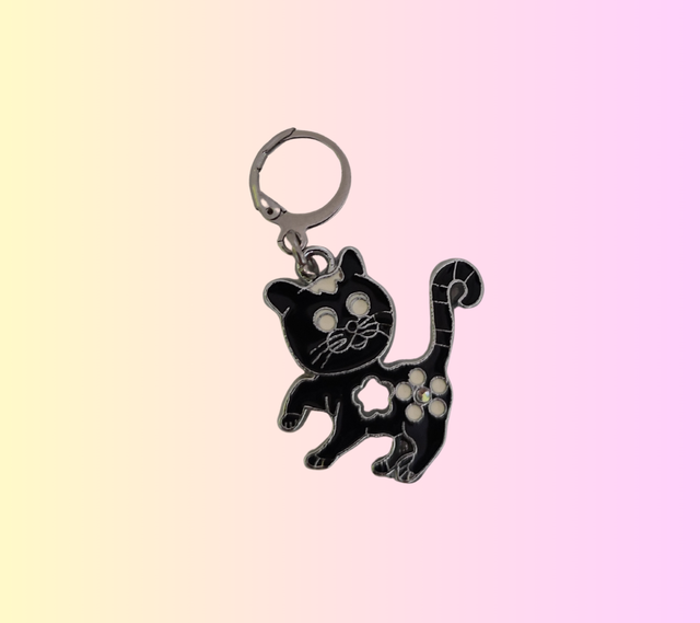 A Un marqueur de maille à fermoir Chat noir et fleur