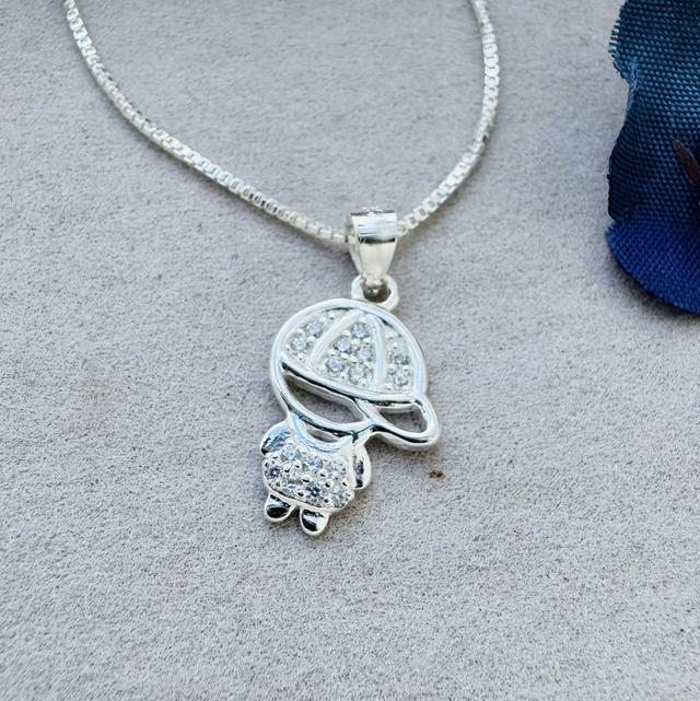 Colar filho (Menino de boné cravejado) 