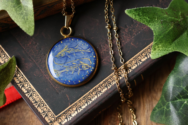 Collier astrologique Poisson – Médaillon médiéval peint à la main - acier inoxydable doré 