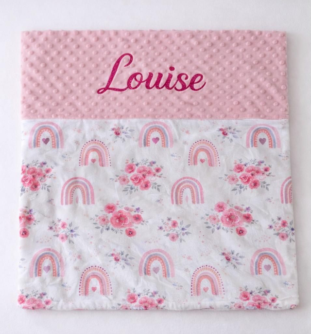 Couverture bébé personnalisée prénom – Minky rose &amp; polaire arc-en-ciel