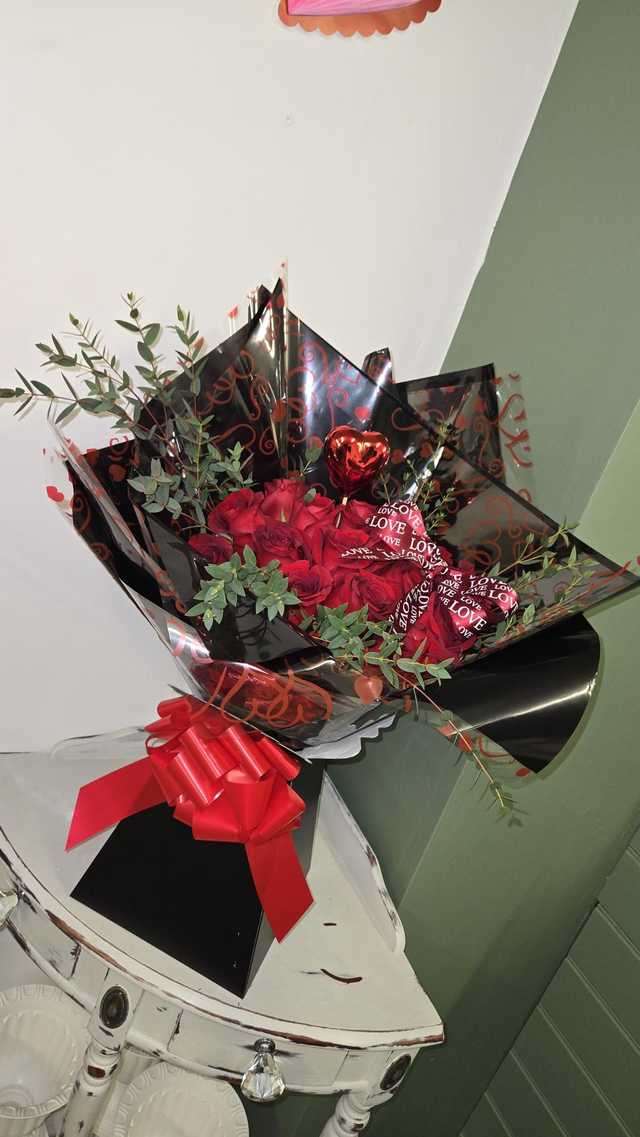 Luxury Red Rose Valentine Bouquet Box