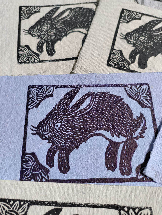 Linogravure "Roger Lapin" 10X15 cm papier bleu 