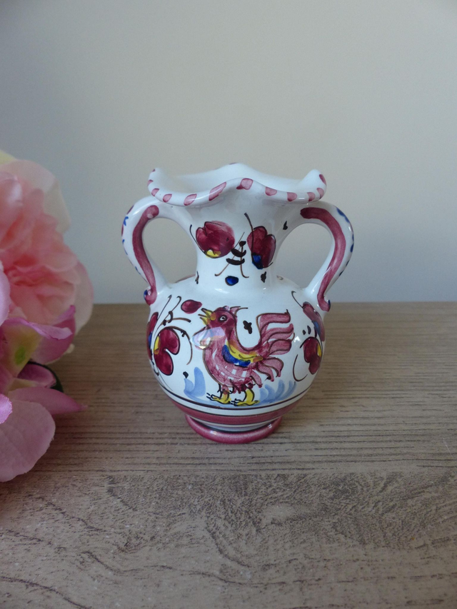 Vase miniature Deruta décor coq et fleurs rouges, petit vase coq en céramique peint main poterie d&#039;art Italie, décoration maison de campagne