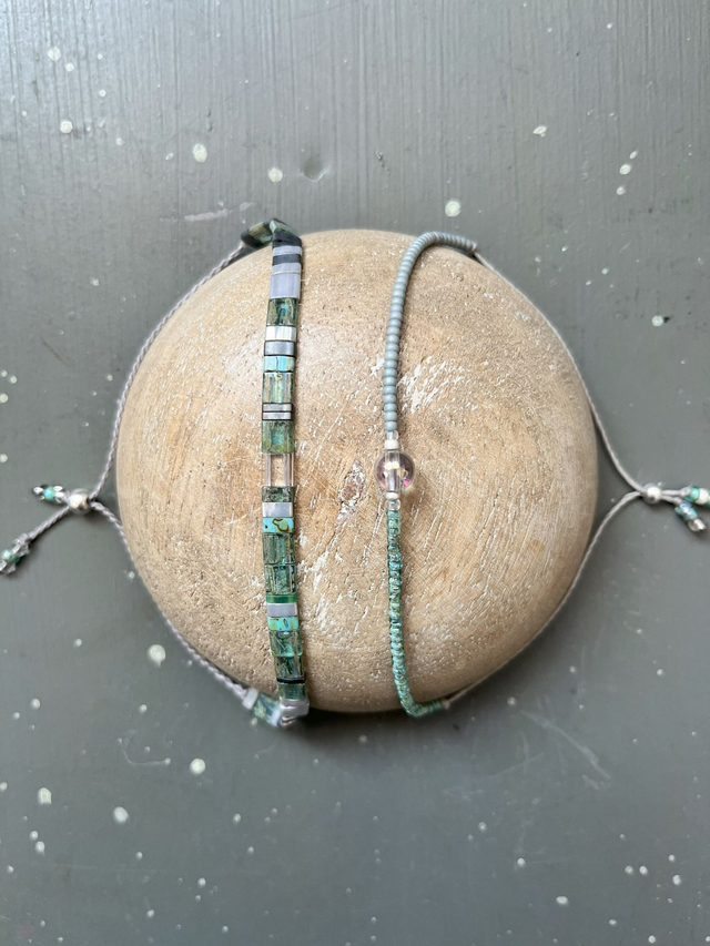 Deux bracelets perles en perles carrées Tila gris nacré et vert d'eau, cristal de roche