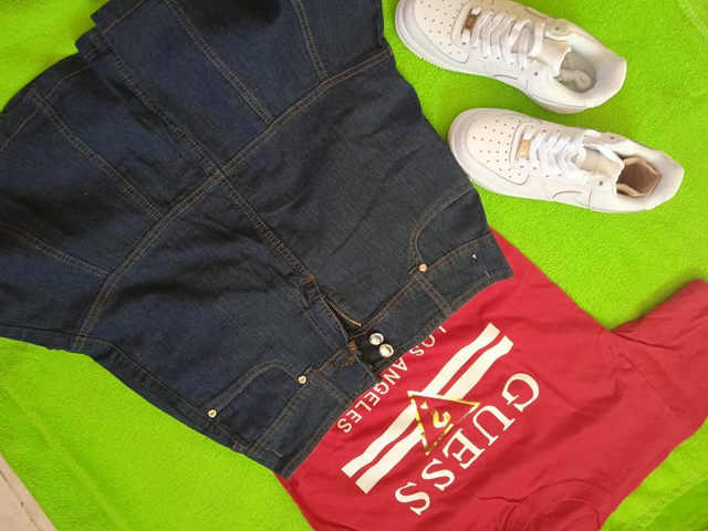 Jupe jeans teeshirt et tennis