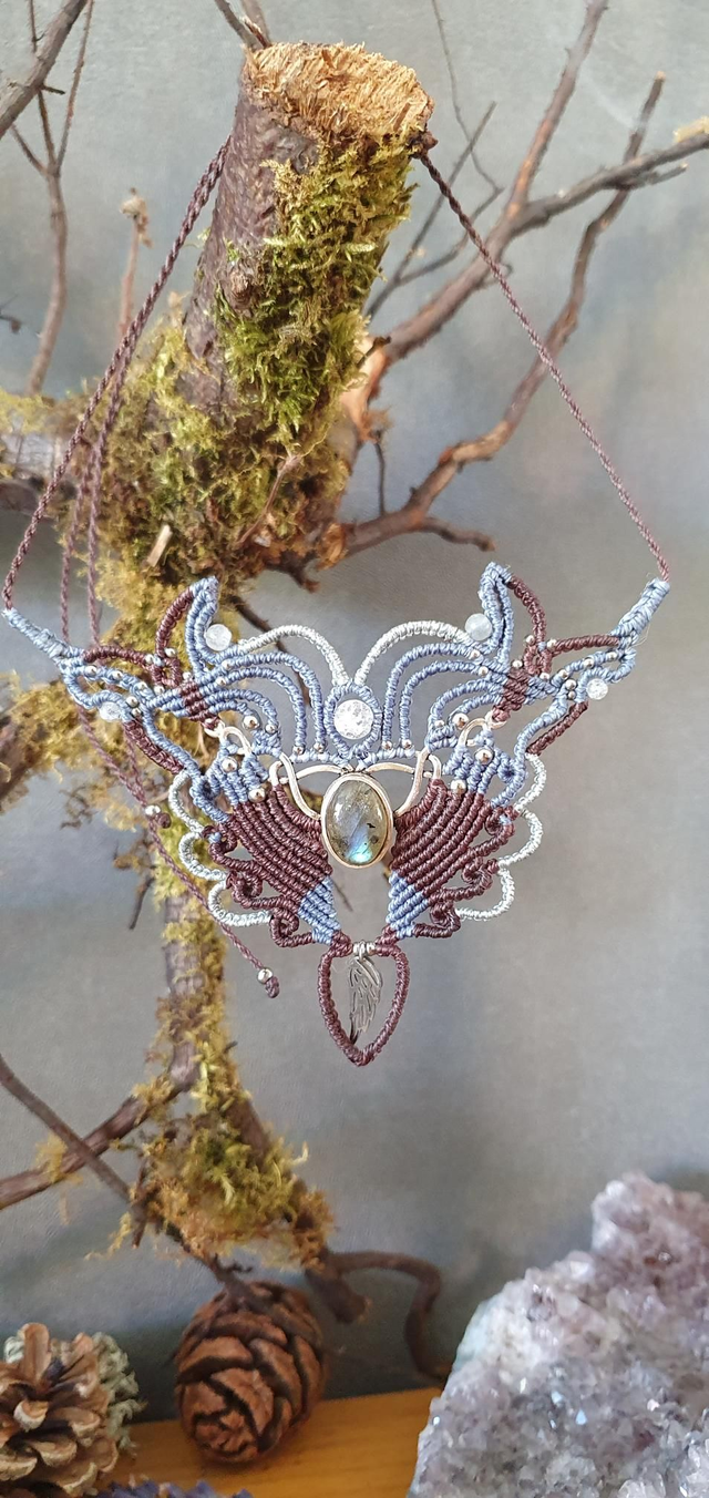 "Mi ange mi démon", très beau collier en micro macramé 