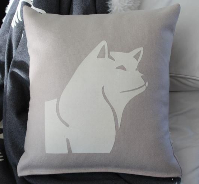 o13 homeDECO Flanell Kissen in Graphitgrau oder Ecru "Akita inu" . 45 x 45 cm