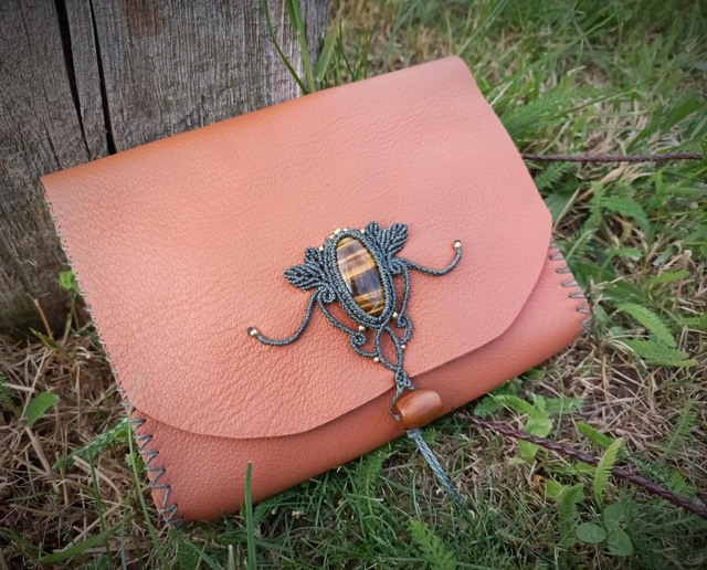Pochette en cuir camel ~ Œil de Tigre