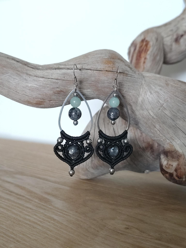 Boucles d'oreilles goutte en macramé et pierres fines