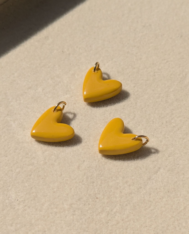 Charm cœur mangue caramel