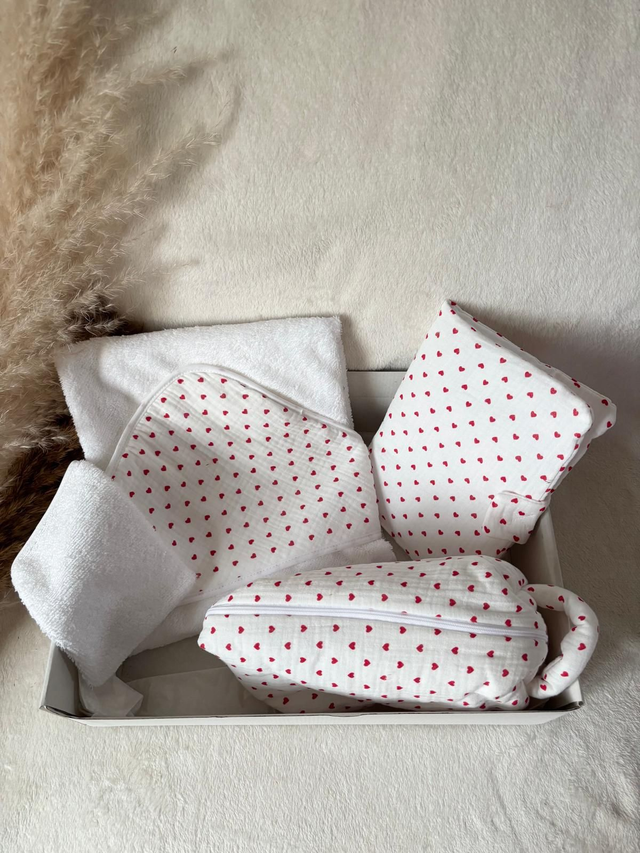 Coffret Naissance cœur rouge - Cape de bain + Trousse de toilette + Protection carnet de santé