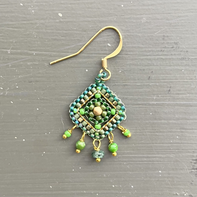 Boucles d&#039;oreille en broderie de perles vertes à breloques