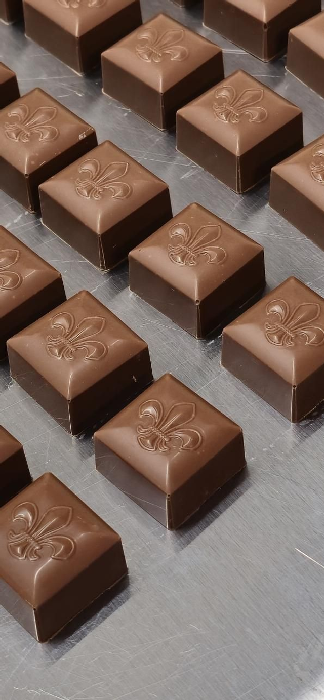 Milk chocolate bonbon with classic ganache 