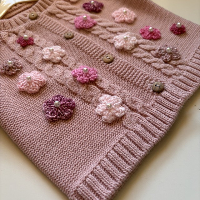 Casaco com flores e pérolas 