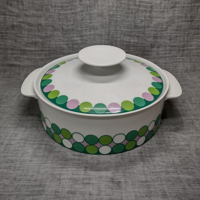 Thomas | Dekschaal (diameter 21 | hoogte 12 cm) van wit porselein &#039;Medaillon&#039; met (licht) groene en paarse cirkeltjes | Vintage