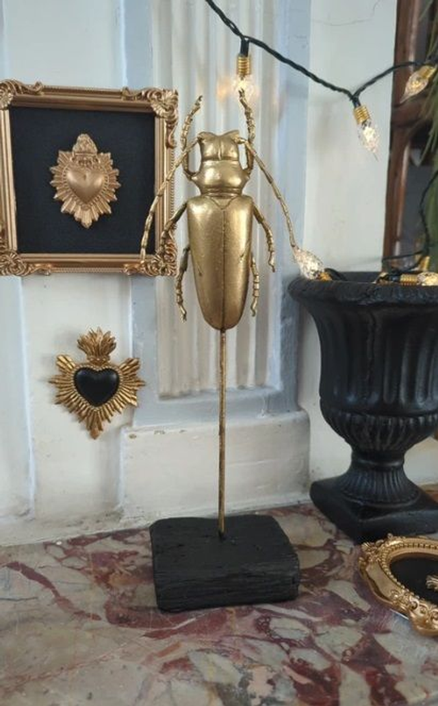 Statut scarabée sur pied doré
