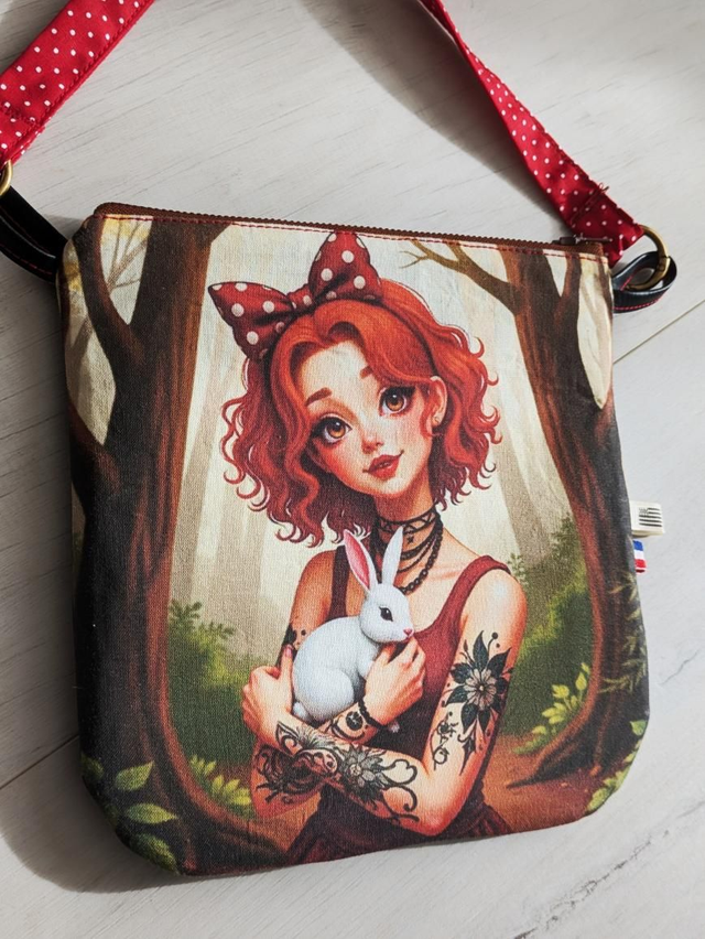 Escarcelle Alice est une punk