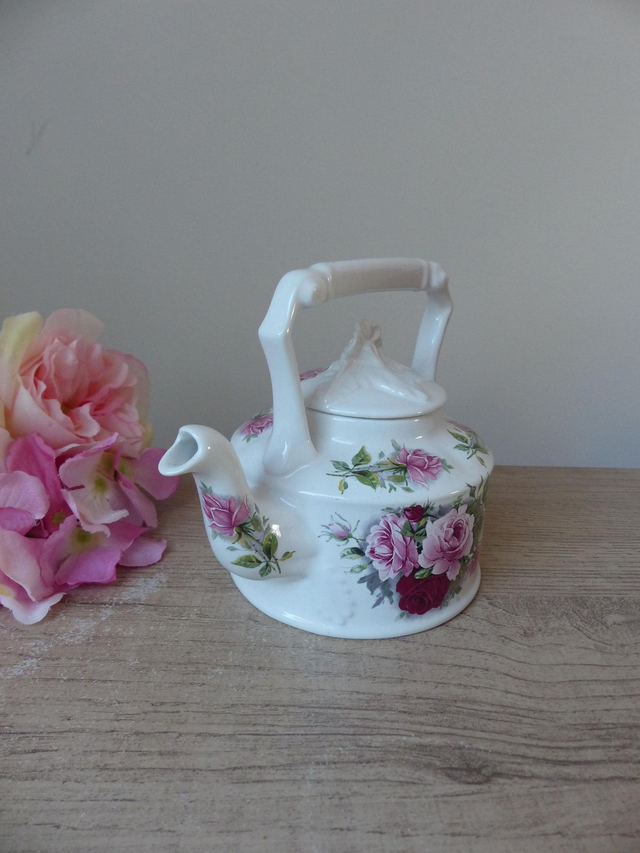 Théière romantique Vintage Arthur Wood – Élégance Made in England – Décor floral de roses rouges– Idée cadeau ou décoration cottage chic