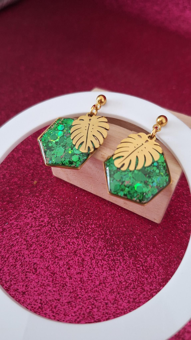 Boucles d&#039;oreilles Monstera dorées paillettes vertes 
