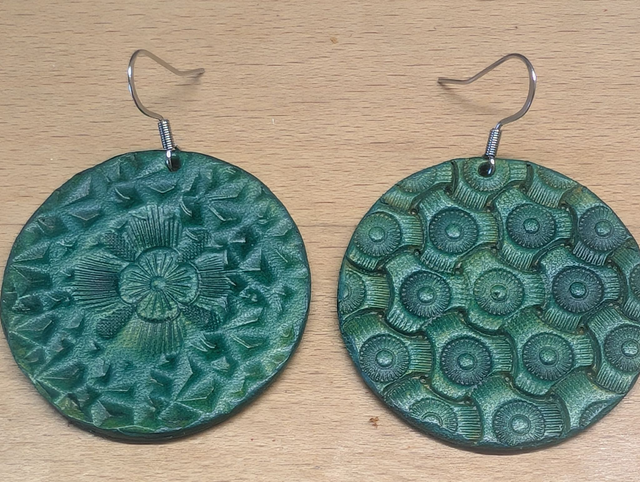 Boucles d&#039;oreille cuir vert.