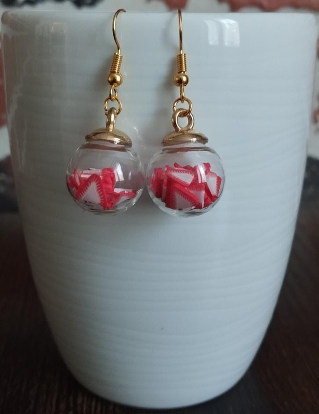 ✨ Boucles d’oreilles artisanales en verre – Fraise délicate à l’intérieur ✨