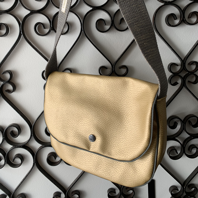 Sac à main en similicuir or
