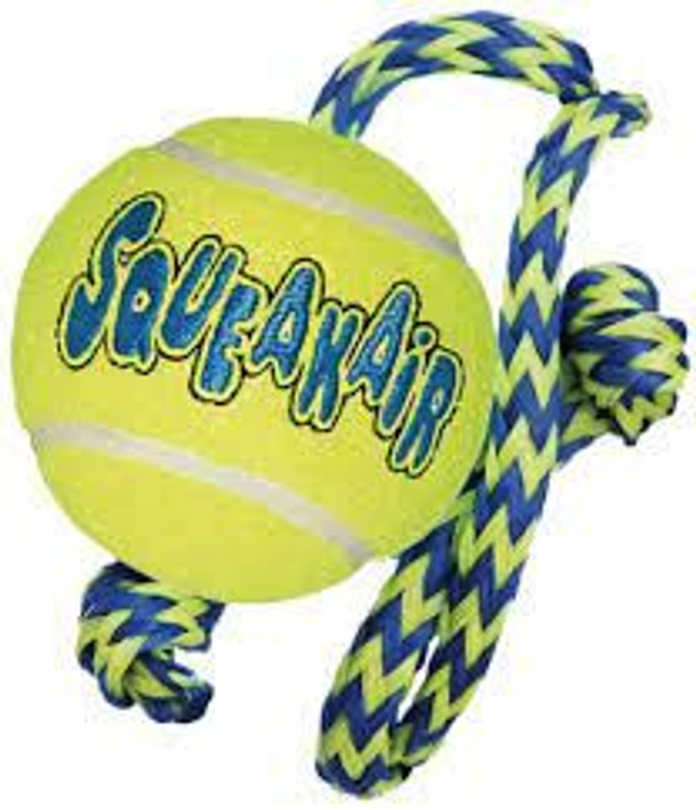 KONG Air Squeaker Tennis Ball  M 6 cm with rope 52 cm