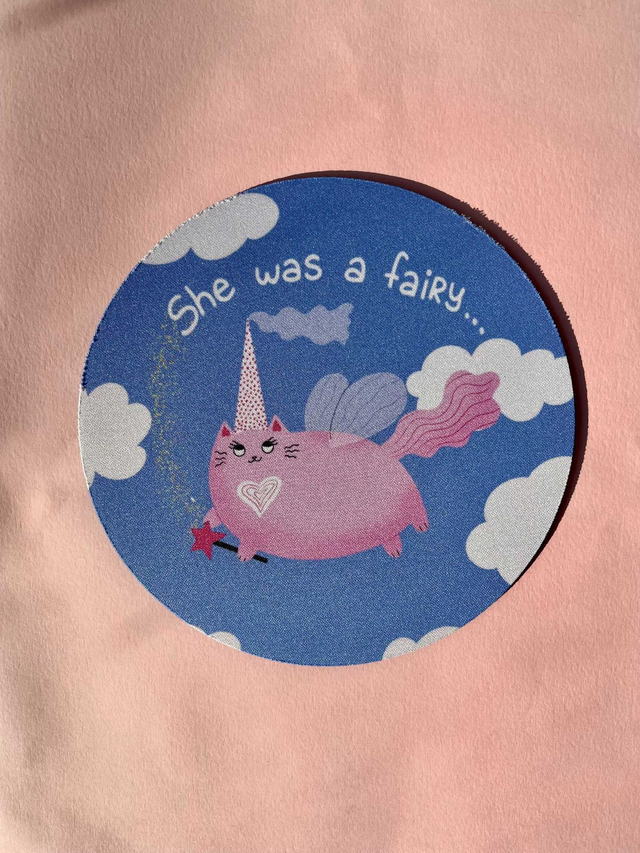 Selviytyjäkissa-hiirimatto/She was a fairy... –  Ø 19 cm