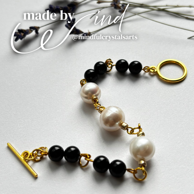 Made by Wind Series – Freshwater Pearl x Garnet Bracelet
