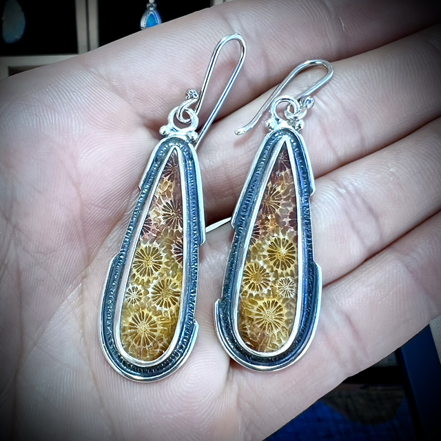 Pendientes artesanales de plata con coral fosil de Indonesia