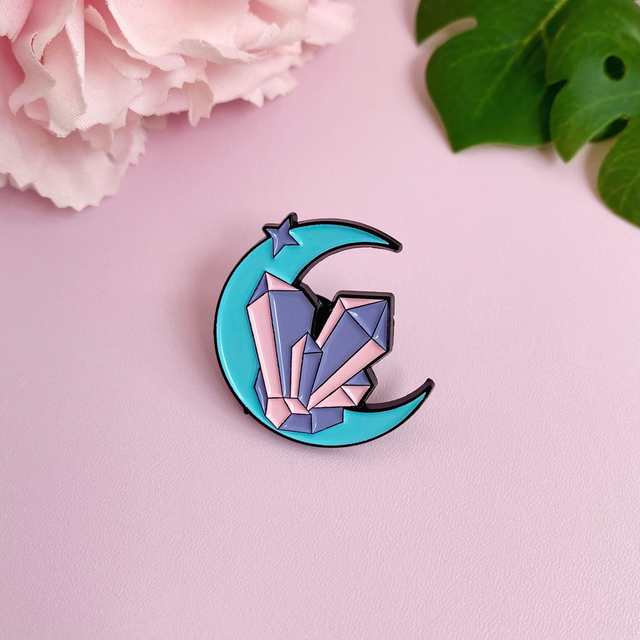 Pin&#039;s lune et cristaux