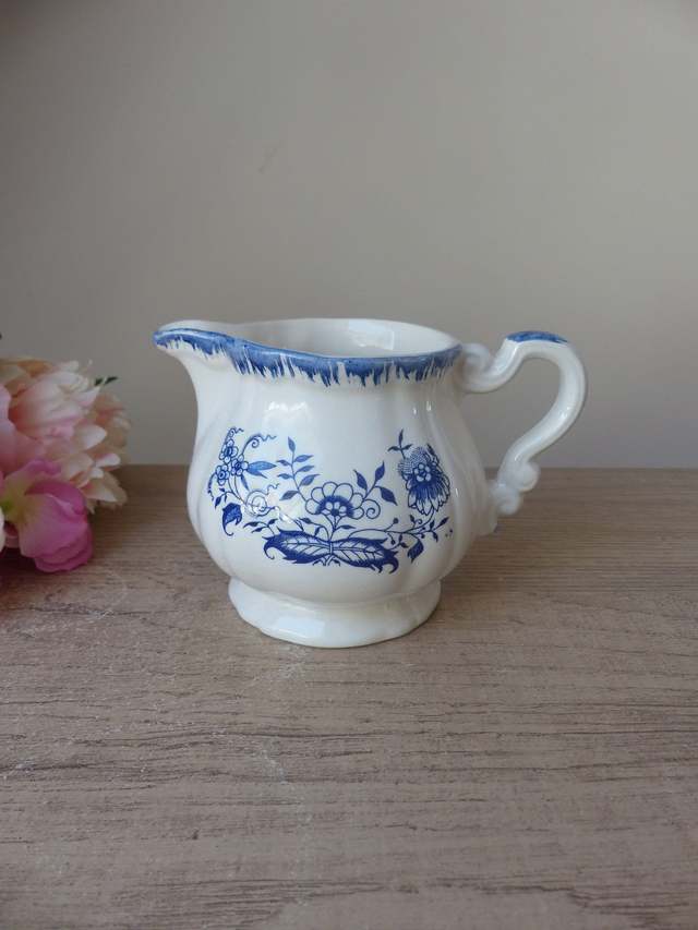 Ancien pot à lait en faïence – Sarraguemines modèle Lancaster – Décor fleurs bleues – Crémier vintage français - Décoration pour cuisine
