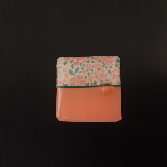 Broche petit carré collection floral fond rose-bande impression fleurie rose et verte -cabochon rose translucide