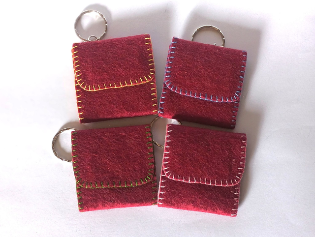 Llavero 3 en Raya Granate