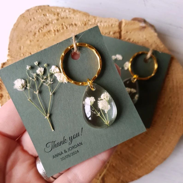 Breloczek z kwiatami gipsówki