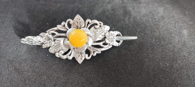 Broche artisanale en fil métallique argenté