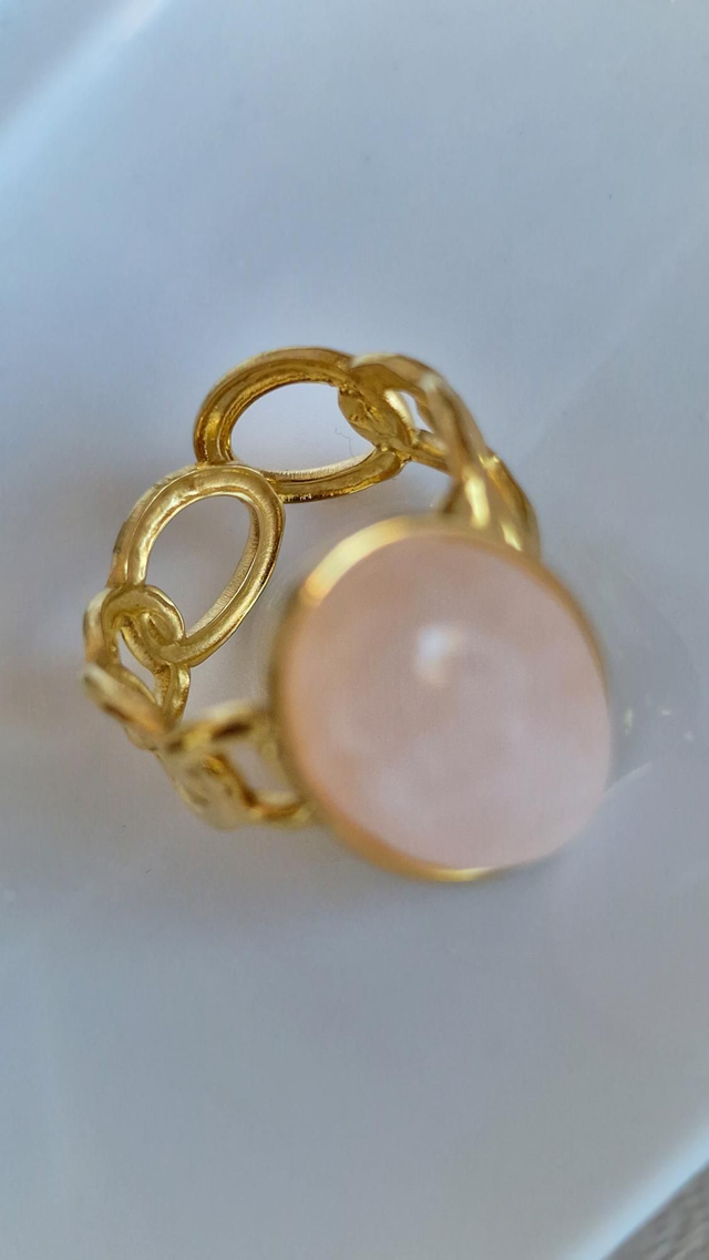 Anillo dorado de eslabones con cabujón rosa