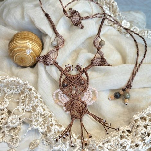 Kit Collier Owlie Bois fossilisé (micro-macramé fils marron, beige)