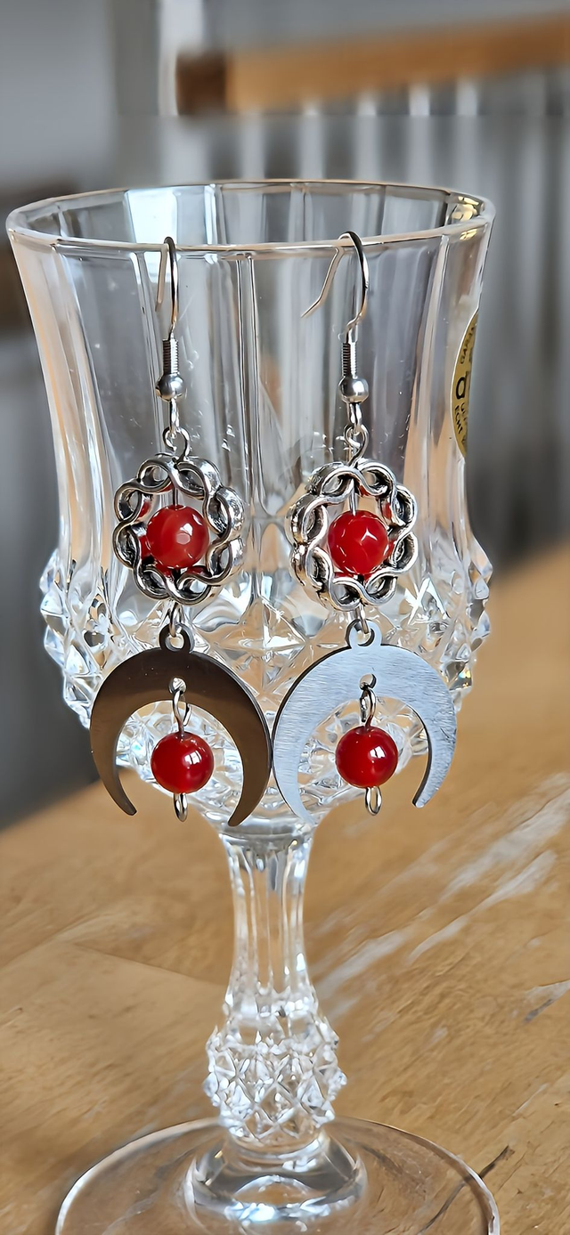 Mondohrringe mit roter Jade    Ohrschmuck, Edelsteine