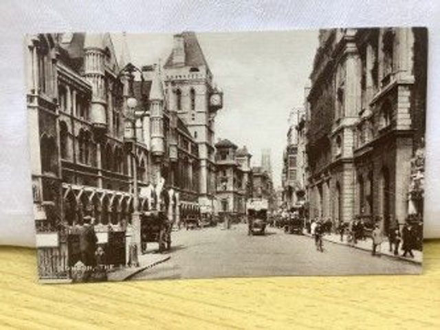 London,  The Law Courts , Unposted  The London Stereoscopic Company Vintage Postcard Our Ref No. A13 £2.25