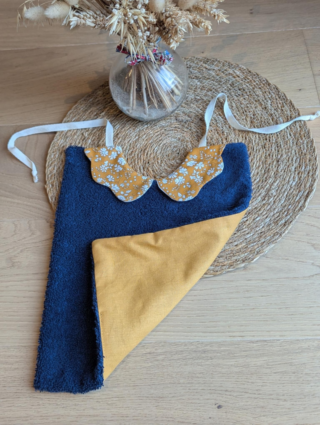 Grand bavoir col fleur 