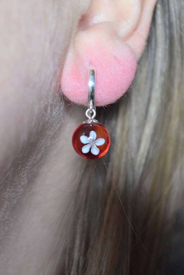 CRÉOLES MINI FLEURS BLANCHE MONTURE ARGENT (CFA5)