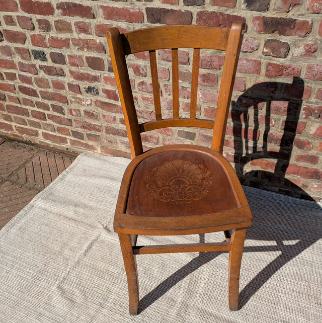 Chaise bistrot gravée